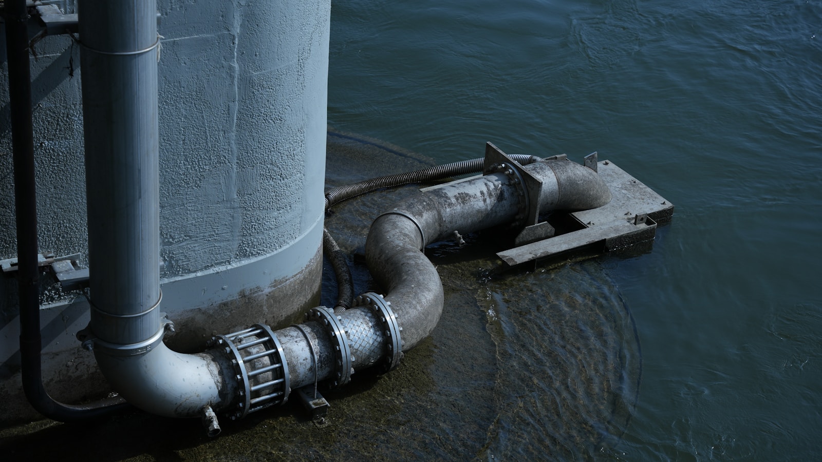 Raccordement d'un dispositif de traitement d'eau sur une canalisation — test anti-calcaire électromagnétique